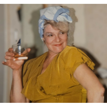 Photo of Annette LLEWELLYN