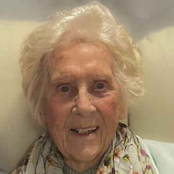 Photo of Sylvia Beryl THOMAS (NEE CROCK)