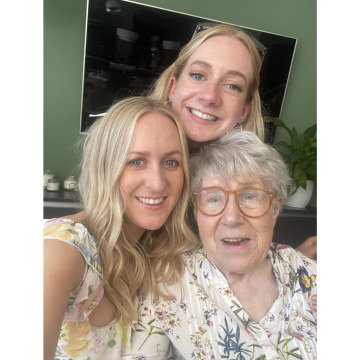 Notice Gallery for Sylvia HILLIER