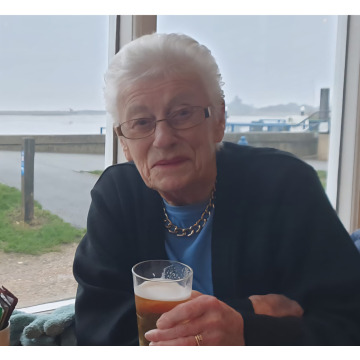 Photo of Maureen HOLLAND