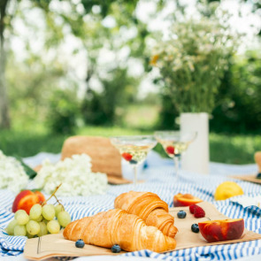 sunshine_and_sandwiches_embracing_the_joy_of_outdoor_dining_photo_right_0